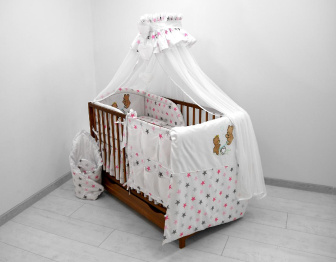 Postieľka + 15 dielna sada - ružovosivé hviezdičky Medvedíky na hojdačke