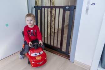 Zábrana PupyHou 132-139 cm kov/drevo - tmavá